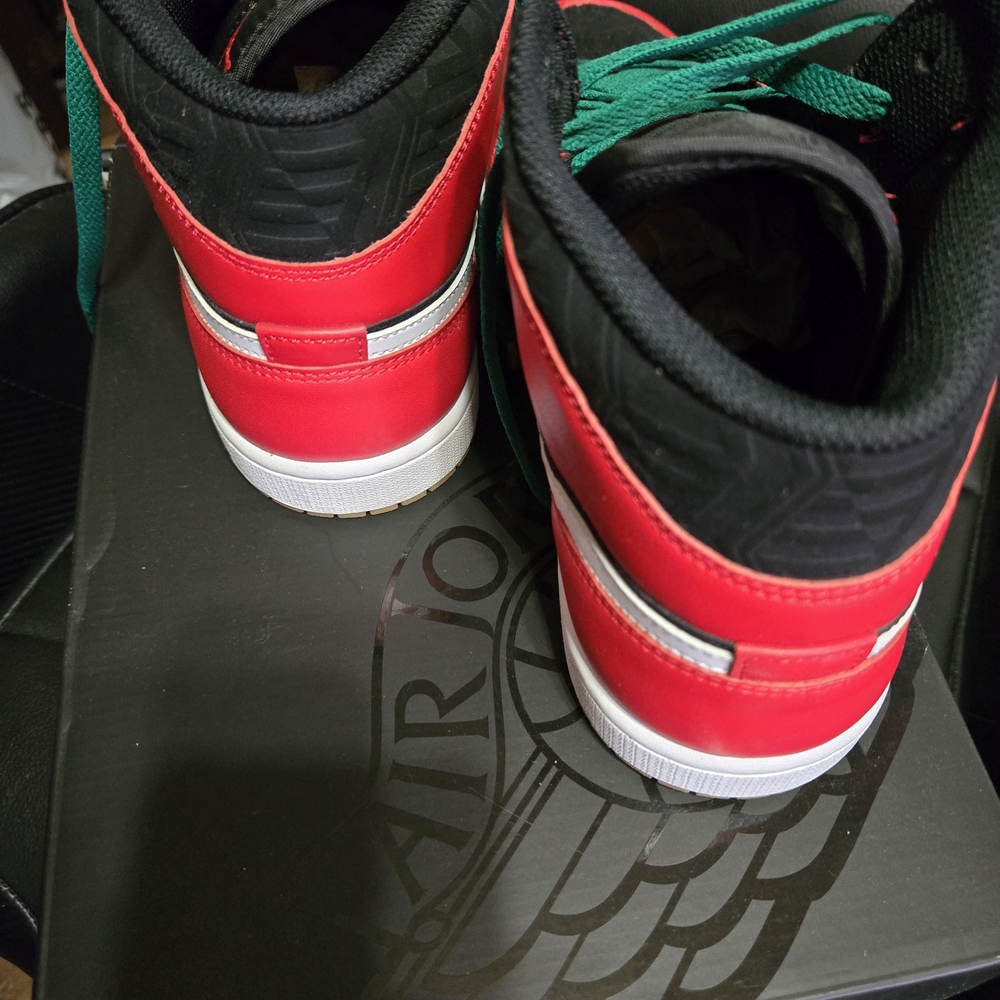 Jordan 1 Mid SE in Black, Red, and White - Picture 4 of 6